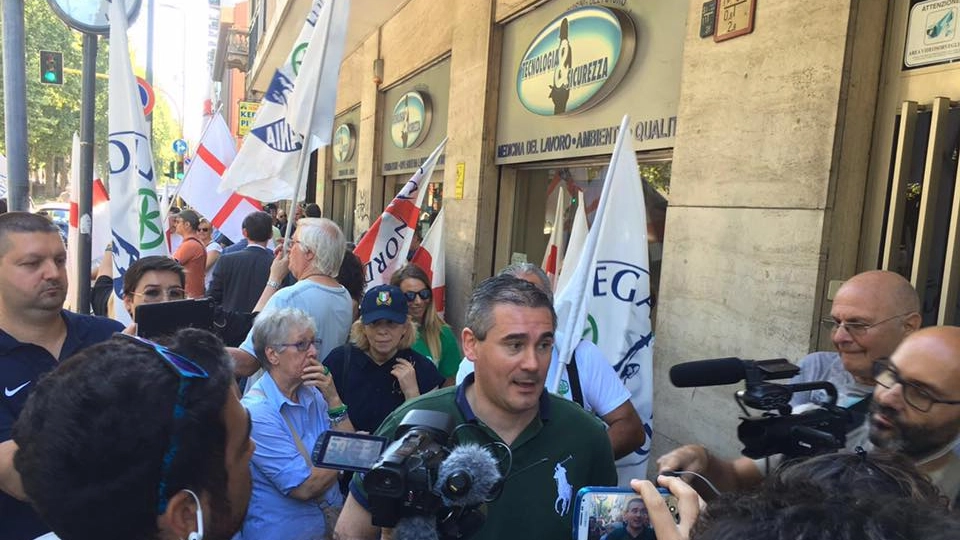 Bandiere, militanti e giornalisti al presidio della Lega Nord in viale Jenner