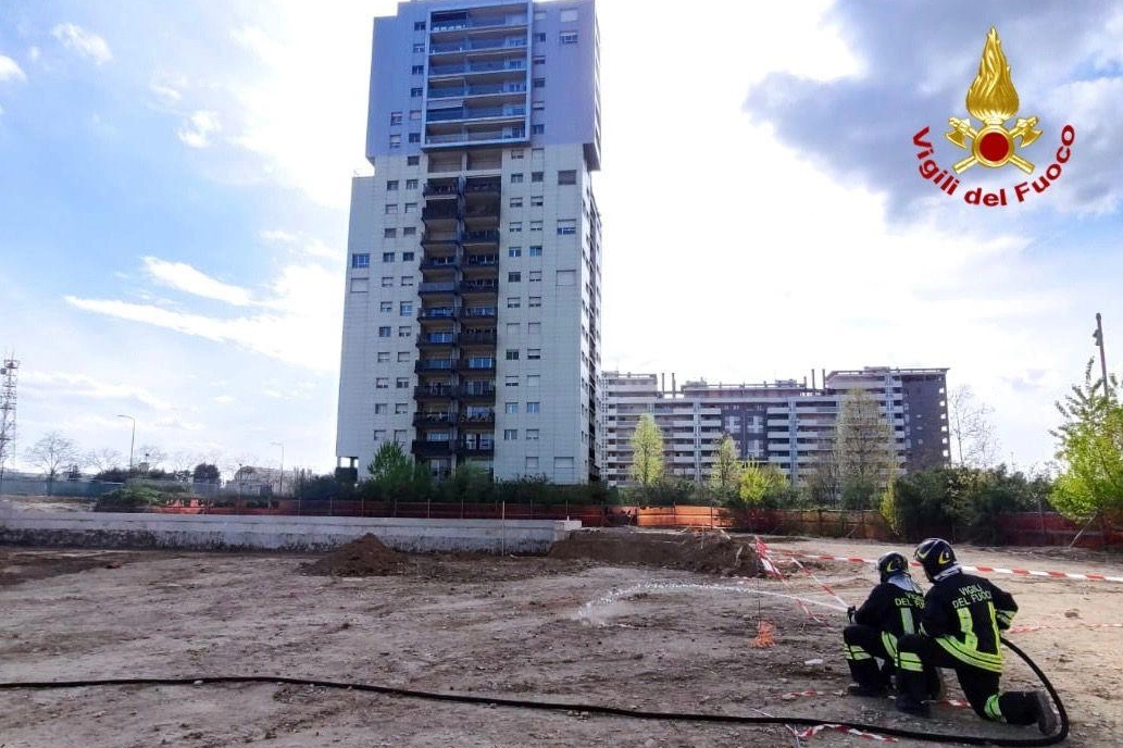 Milano, trovato ordigno bellico in un cantiere (Foto dei vigili del fuoco)