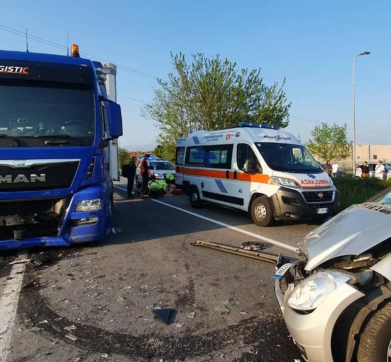 Malore al volante Finisce contro camion