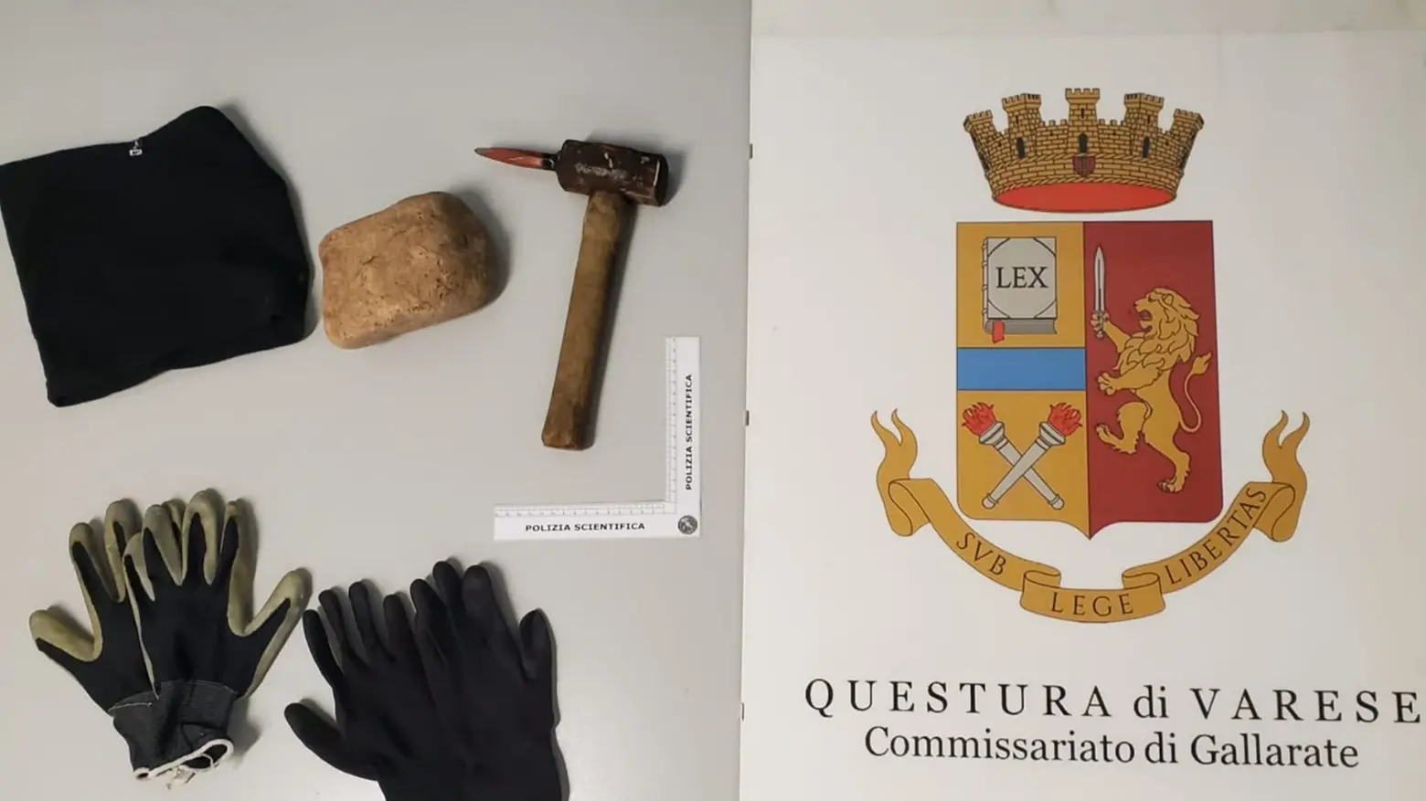 Attrezzi da scasso e guanti sequestrati al 62enne Attrezzi da scasso e guanti sequestrati al 62enne