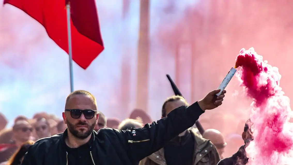La piazza antagonista Quattromila per Dax: anarchici nelle retrovie Scritte e vetrine rotte La piazza antagonista Quattromila per Dax: anarchici nelle retrovie Scritte e vetrine rotte