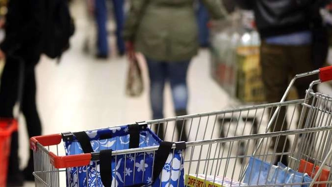 Lo slalom fra prezzi ed etichette può aiutare il bilancio di famiglie e single: ecco di quanto, secondo la rilevazione di Altroconsumo