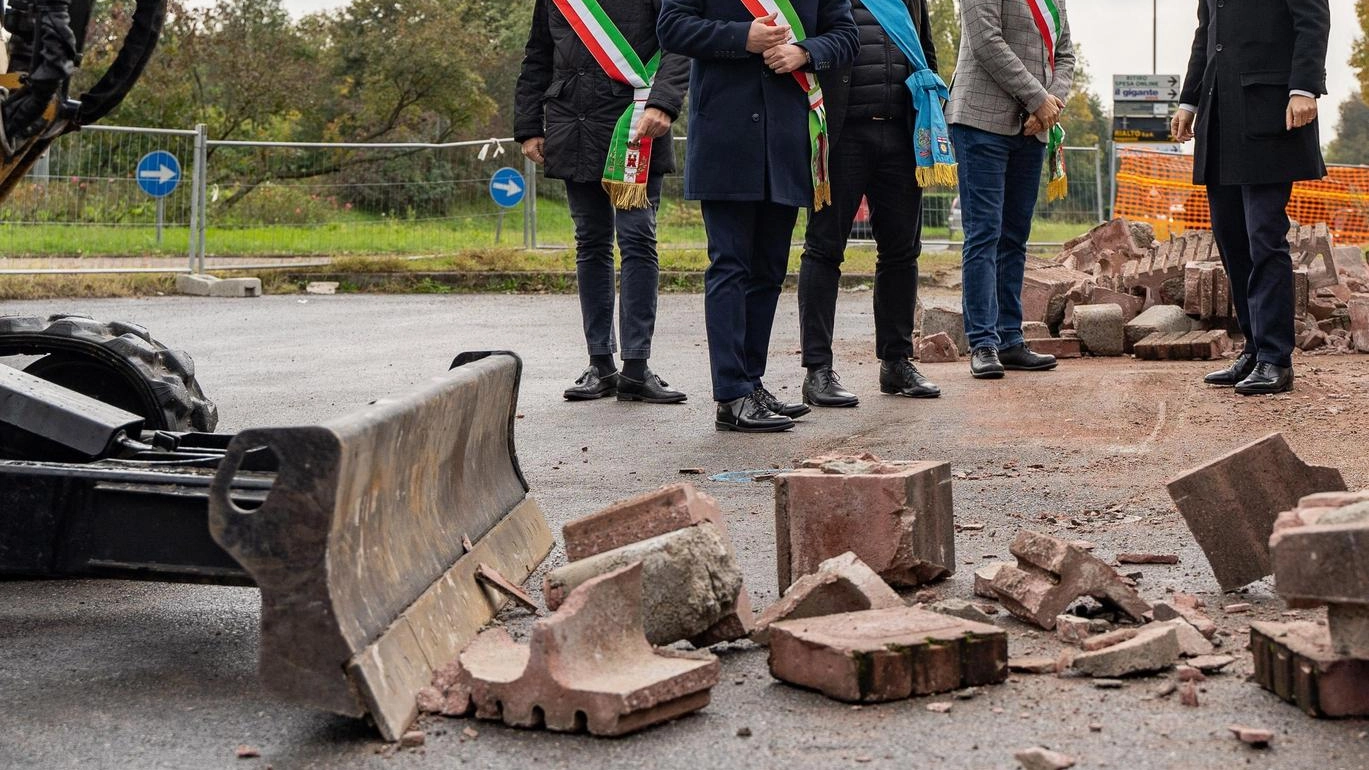 Progetto “Cambio” di Biciplan. Via ai lavori per la Linea2. I sindaci posano la prima pietra Progetto “Cambio” di Biciplan. Via ai lavori per la Linea2. I sindaci posano la prima pietra