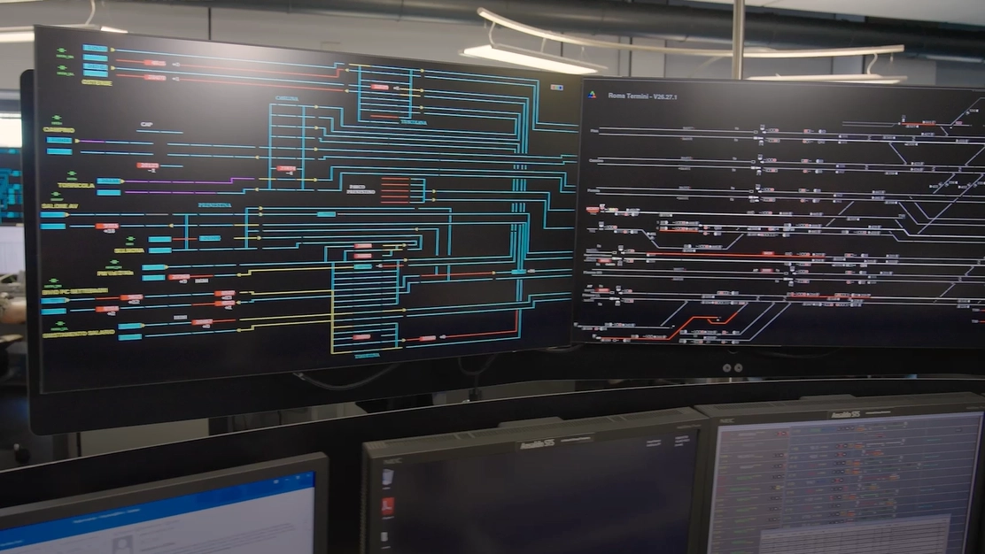 Siamo entrati con le telecamere in questi luoghi per raccontare il lavoro delle donne e gli uomini che ogni giorno, gestiscono il traffico ferroviario