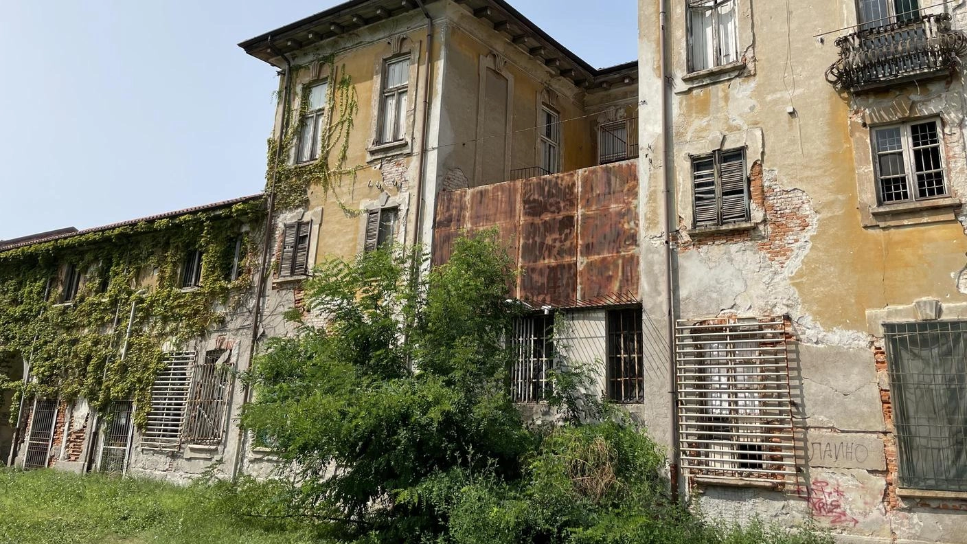 Sos a Palazzo Visconti. Rogo tra gli abusivi. Colpa del barbecue acceso da uno straniero Sos a Palazzo Visconti. Rogo tra gli abusivi. Colpa del barbecue acceso da uno straniero