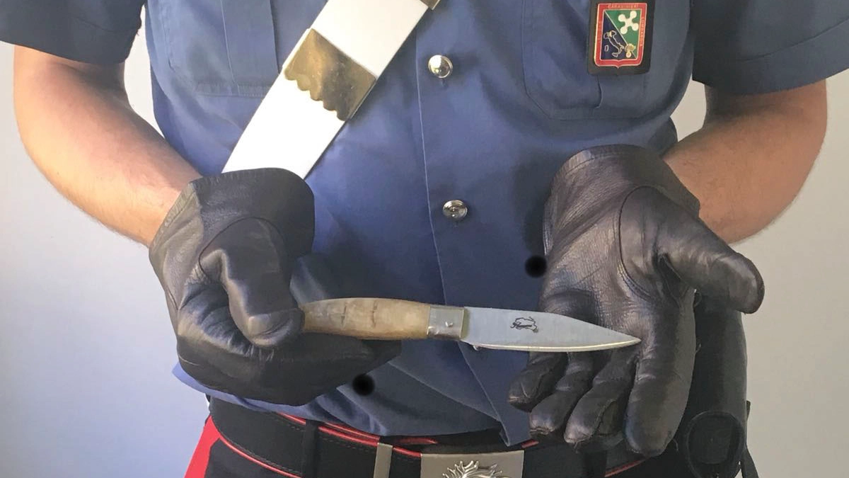 Il coltello del rapinatore sequestrato dai carabinieri