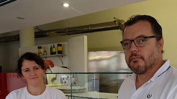 Elvira e Altin, i “maratoneti“ della pizza: "Il giorno di riposo? Al lavoro" Elvira e Altin, i “maratoneti“ della pizza: "Il giorno di riposo? Al lavoro"
