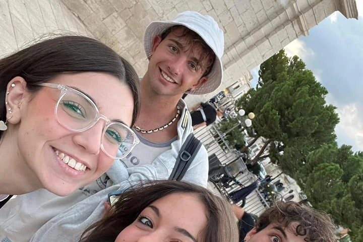 Nico e Davide accolti da Daniela e Michela dell'infopoint Pro Loco Canosa (foto Fb)