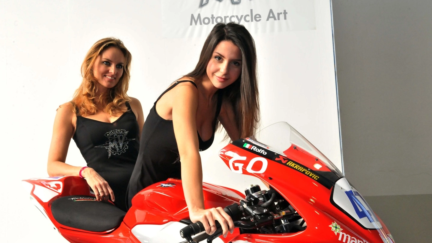 Due modelle in posa con una moto MV Agusta