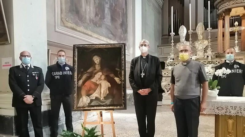 La cerimonia di restituzione da parte dei carabinieri del quadro rintracciato in Rete