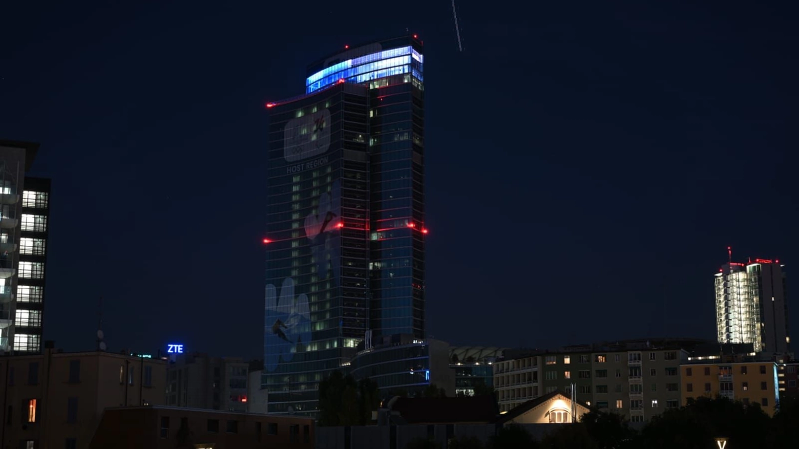 Il belvedere di Palazzo Lombardia illuminato con i colori della bandiera israeliana