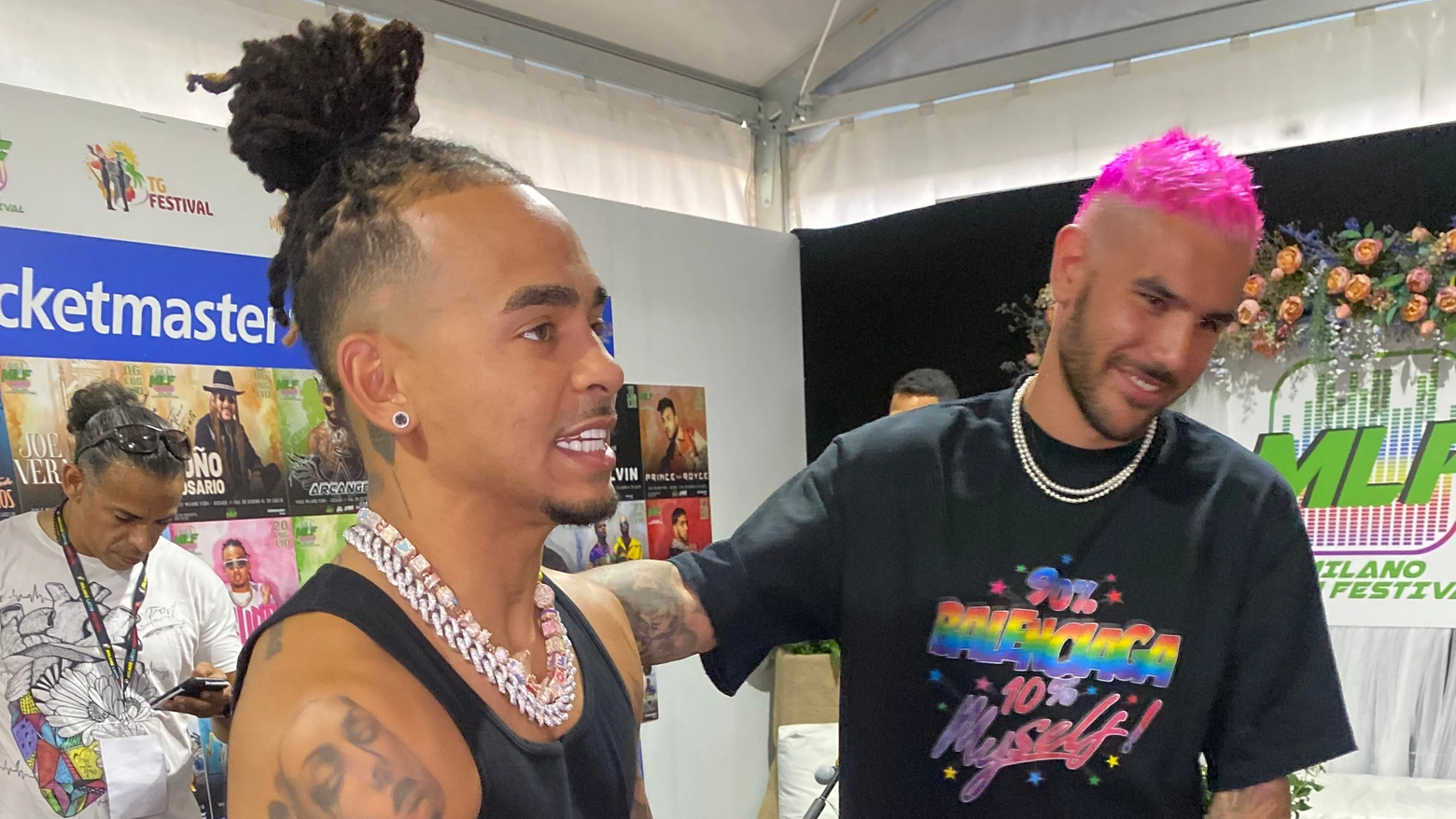 Rafael Leao e Theo Hernández al concerto di Ozuna a Milano