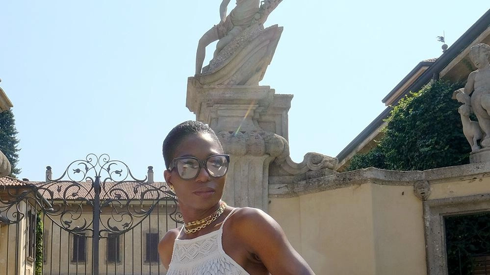 Una moda senza barriere Il sogno di Bali Lawi espone a Villa Taverna Una moda senza barriere Il sogno di Bali Lawi espone a Villa Taverna
