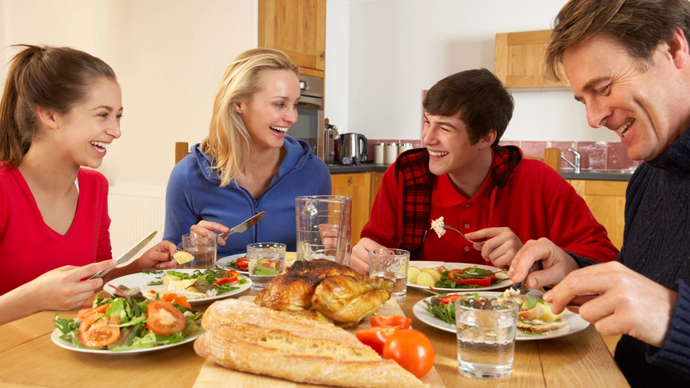 Almeno una volta al giorno è importante riuscire a mangiare tutti insieme Almeno una volta al giorno è importante riuscire a mangiare tutti insieme