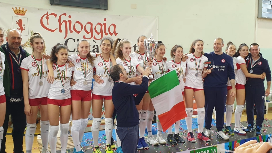 La squadra Vivisette volley di Settimo durante la premiazione a Chioggia