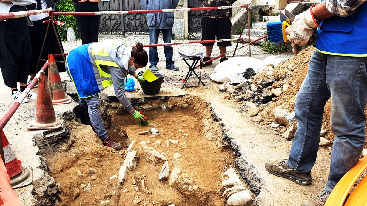 Si indaga sull’antica sepoltura spuntata durante gli scavi a Olgiarte Molgora. Poco distante un’epigrafe racconta la storia dei longobardi Aldo e Grauso