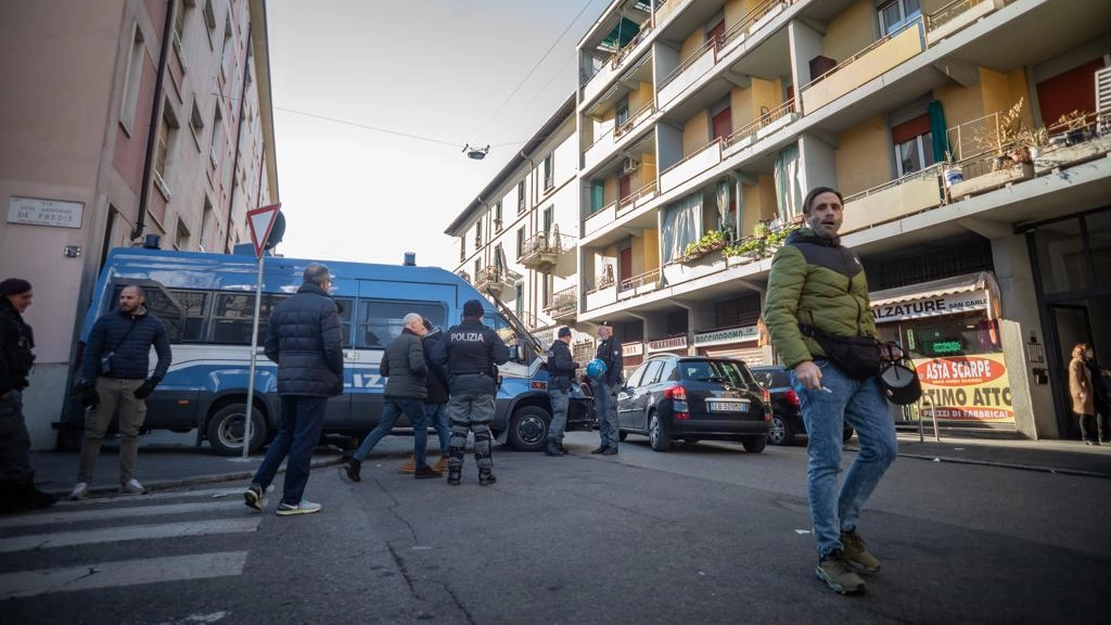 Il mezzo della polizia davanti in via Ajraghi (Foto Canella)