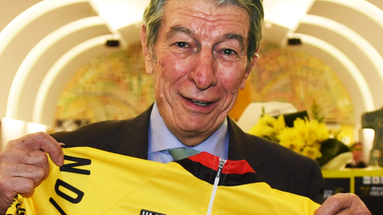 Felice Gimondi con la maglia celebrativa del Tour de France