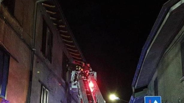 L’intervento dei vigili del fuoco per un rogo partito da un’abitazione al terzo piano dell
