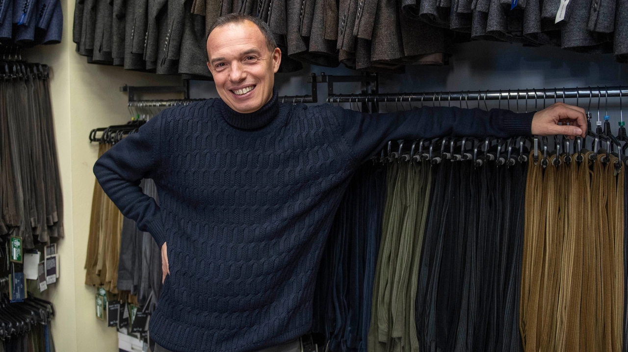 Fabio Marini, titolare dei Magazzini Vittoria, una delle botteghe storiche di via Paolo Sarpi (Foto Fasani)