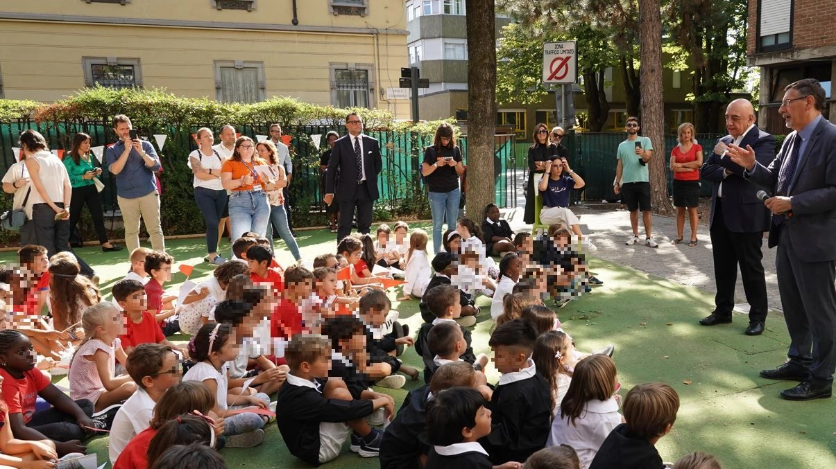 Astucci biancorossi Monza ai bambini scuola