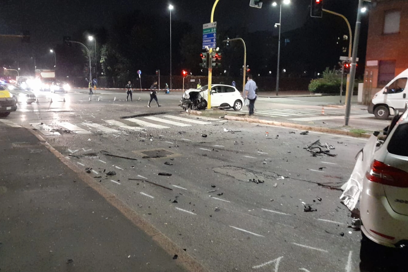 Le due auto distrutte nell'incidente di questa notte