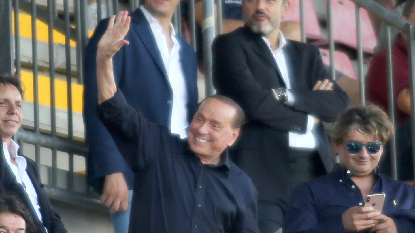 Silvio Berlusconi in una delle sue ormai sempre più frequenti presenze all’U-Power Stadium