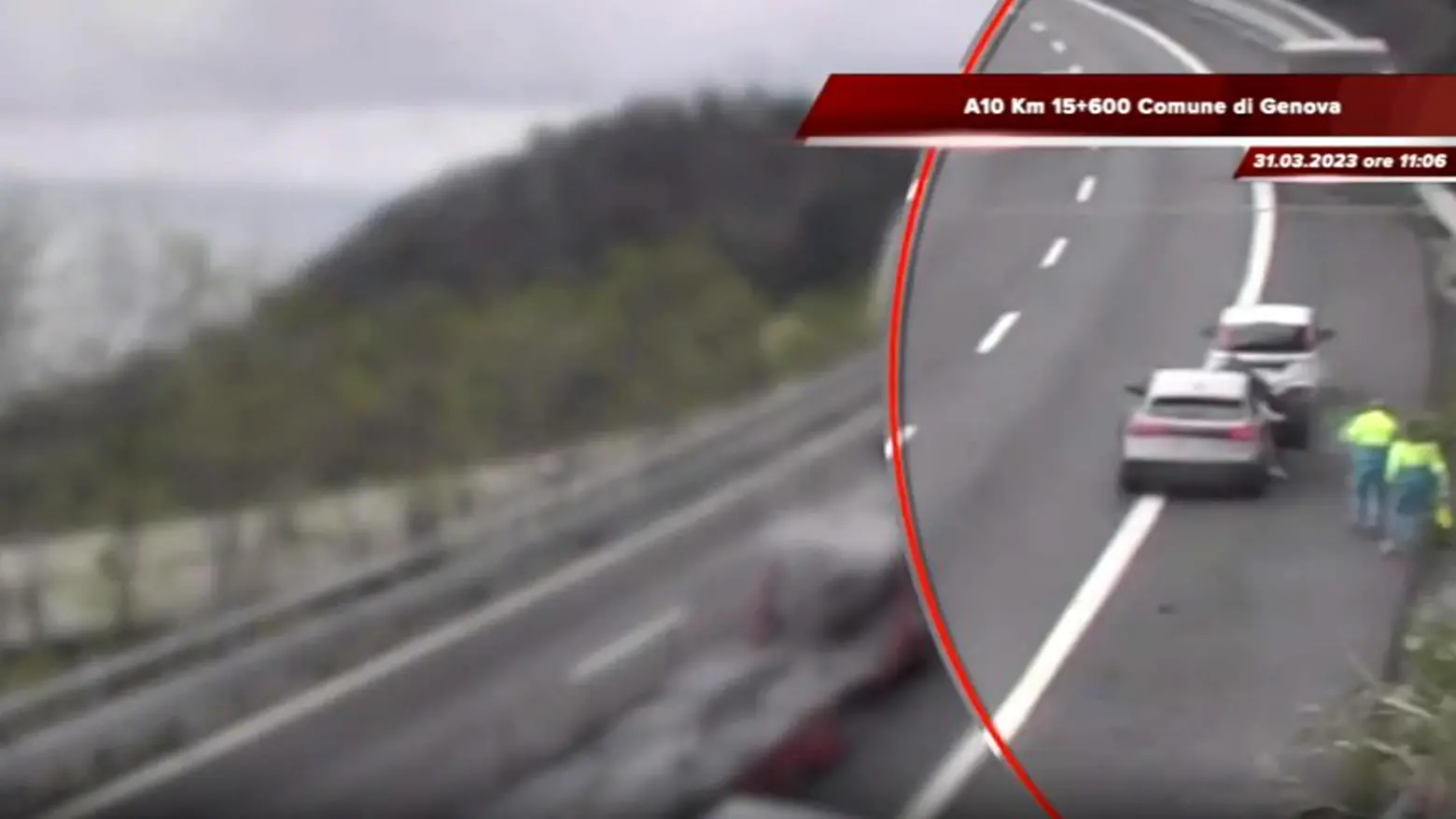 L'aggressione sulla corsia d'emergenza ripresa dalle telecamere L'aggressione sulla corsia d'emergenza ripresa dalle telecamere