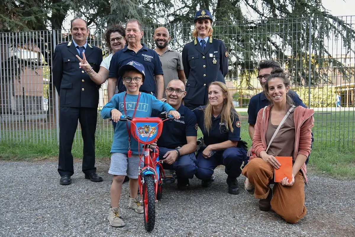 Milano, gli rubano la bici nel giorno del sesto compleanno: i ghisa la ricomprano