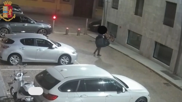 Banda case vip, tre arresti a Milano (frame video Polizia)