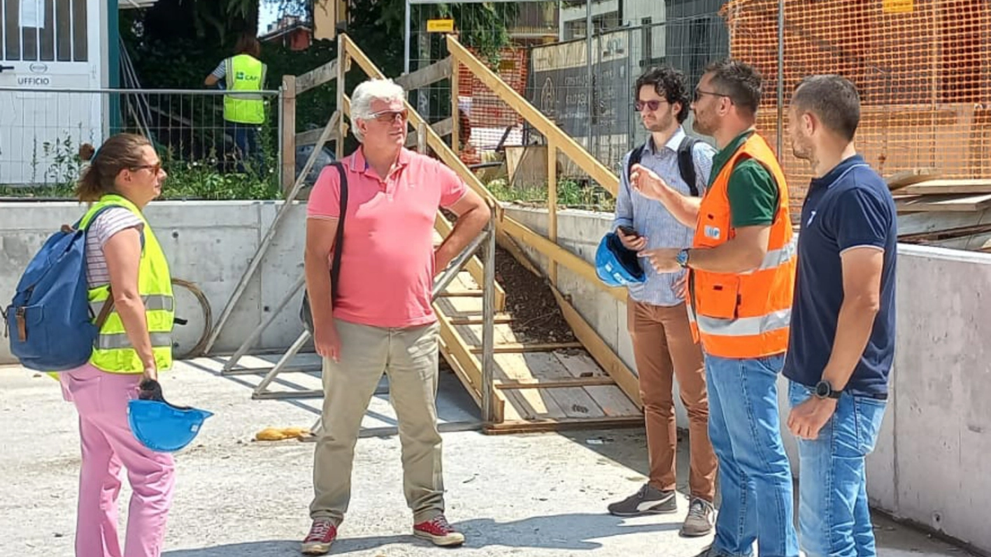 Il sopralluogo nel parcheggio tra le vie Foscolo e Dante dove sono stati posizionati i macchinari necessari Il sopralluogo nel parcheggio tra le vie Foscolo e Dante dove sono stati posizionati i macchinari necessari