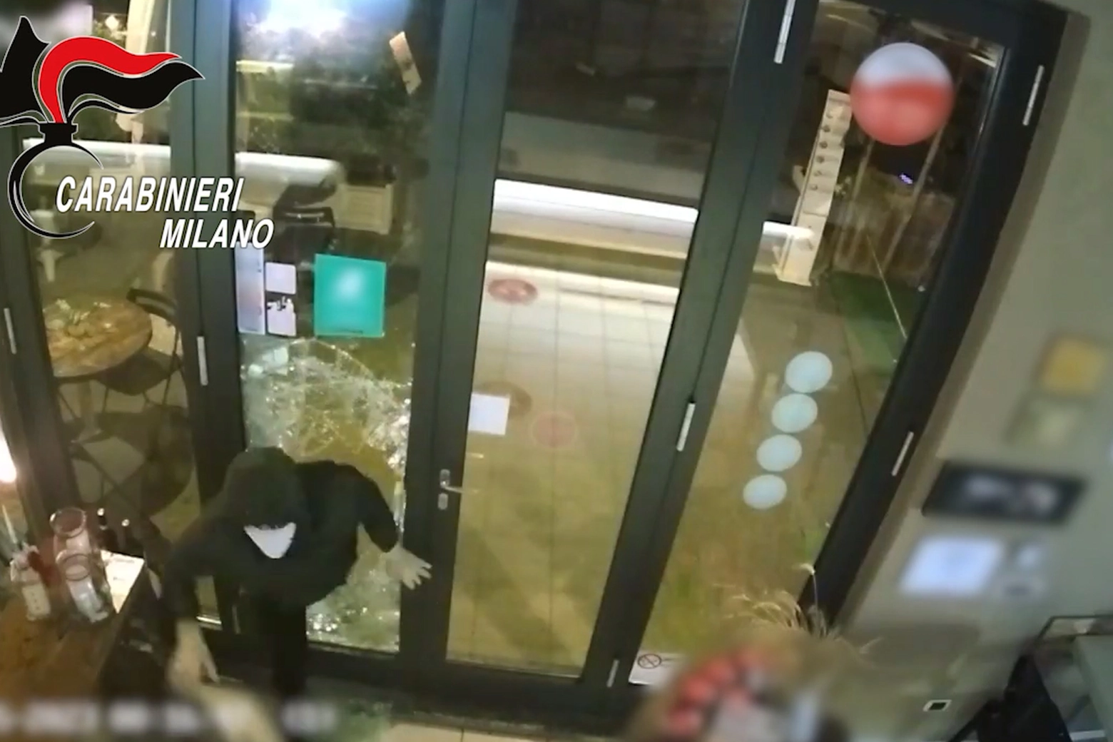 Il ladro in azione ripreso dalle telecamere di sorveglianza