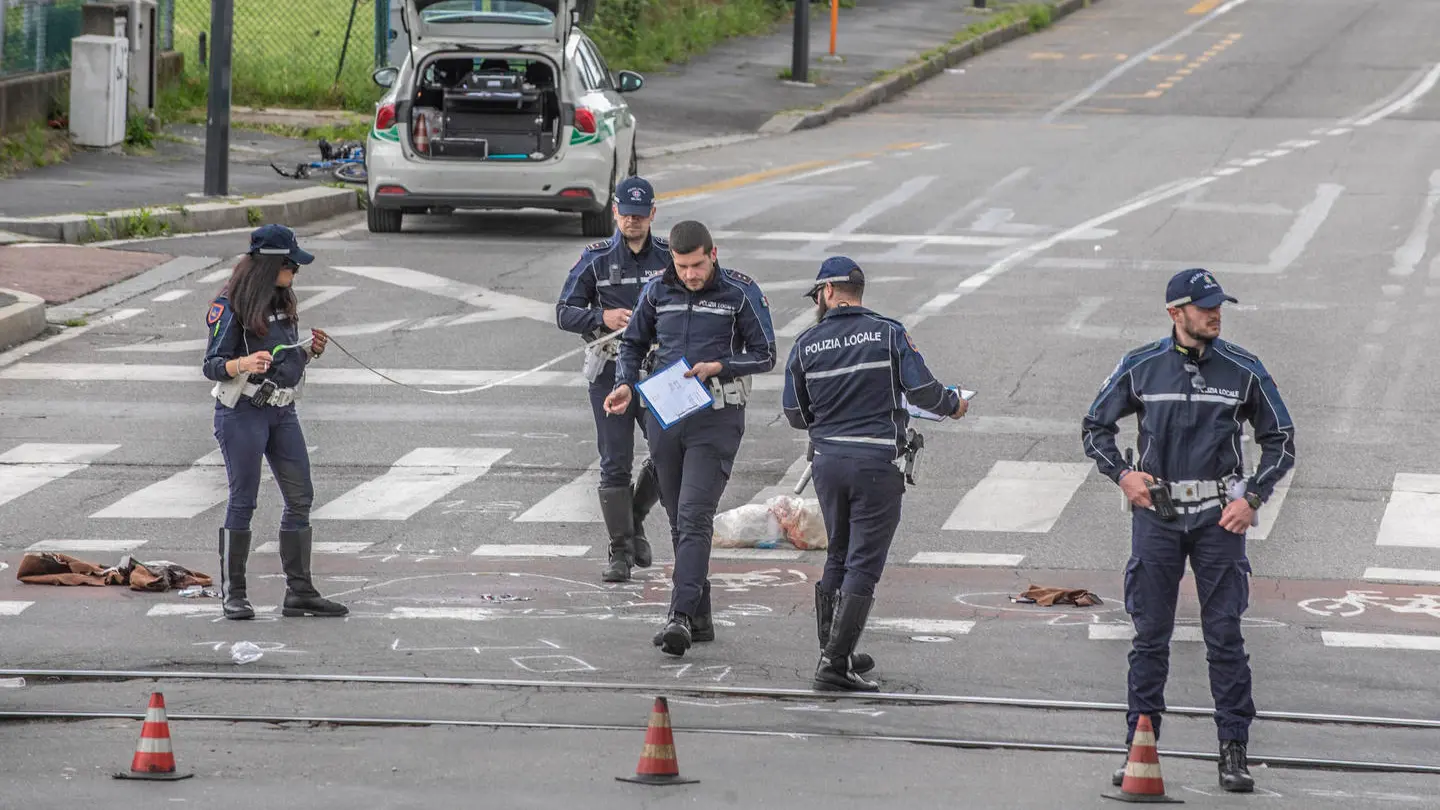 I rilievi della polizia locale in via Comasina