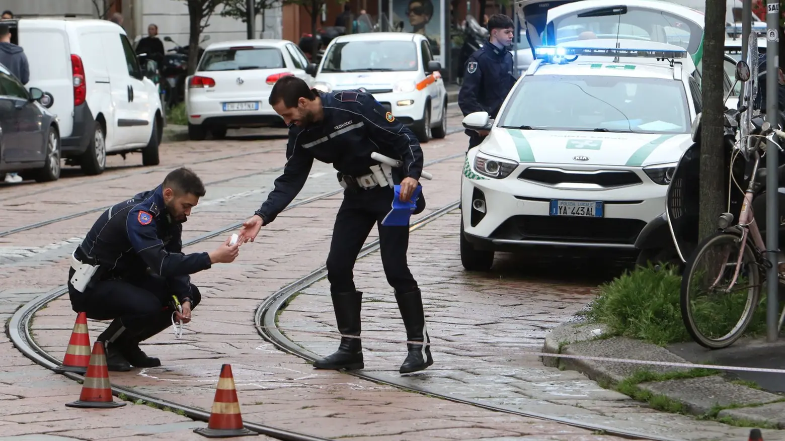 Polizia locale sul luogo dell'incidente in via San Vittore a Milano