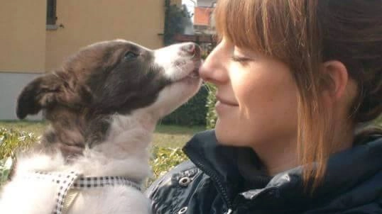 Silvia Belotti col cane deceduto