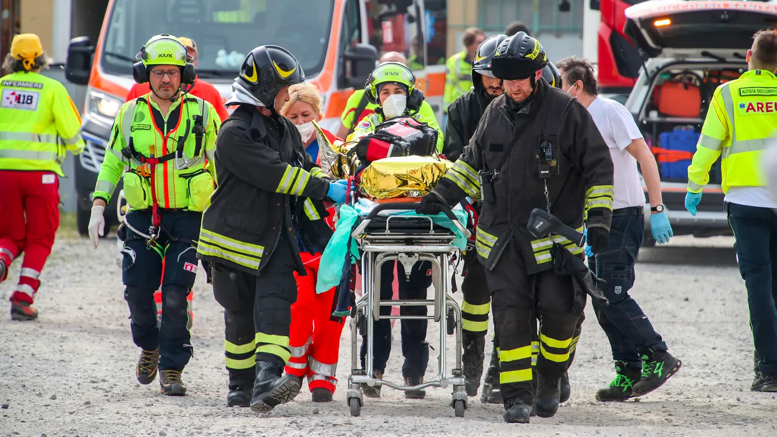 I soccorsi a uno degli operai rimasti feriti nell'esplosione all'interno della fonderia I soccorsi a uno degli operai rimasti feriti nell'esplosione all'interno della fonderia