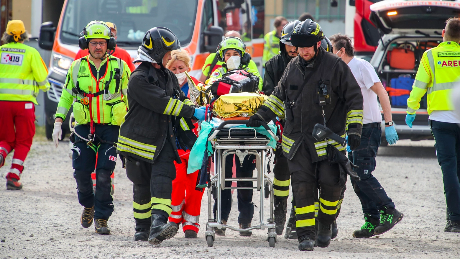 I soccorsi a uno degli operai rimasti feriti nell'esplosione all'interno della fonderia