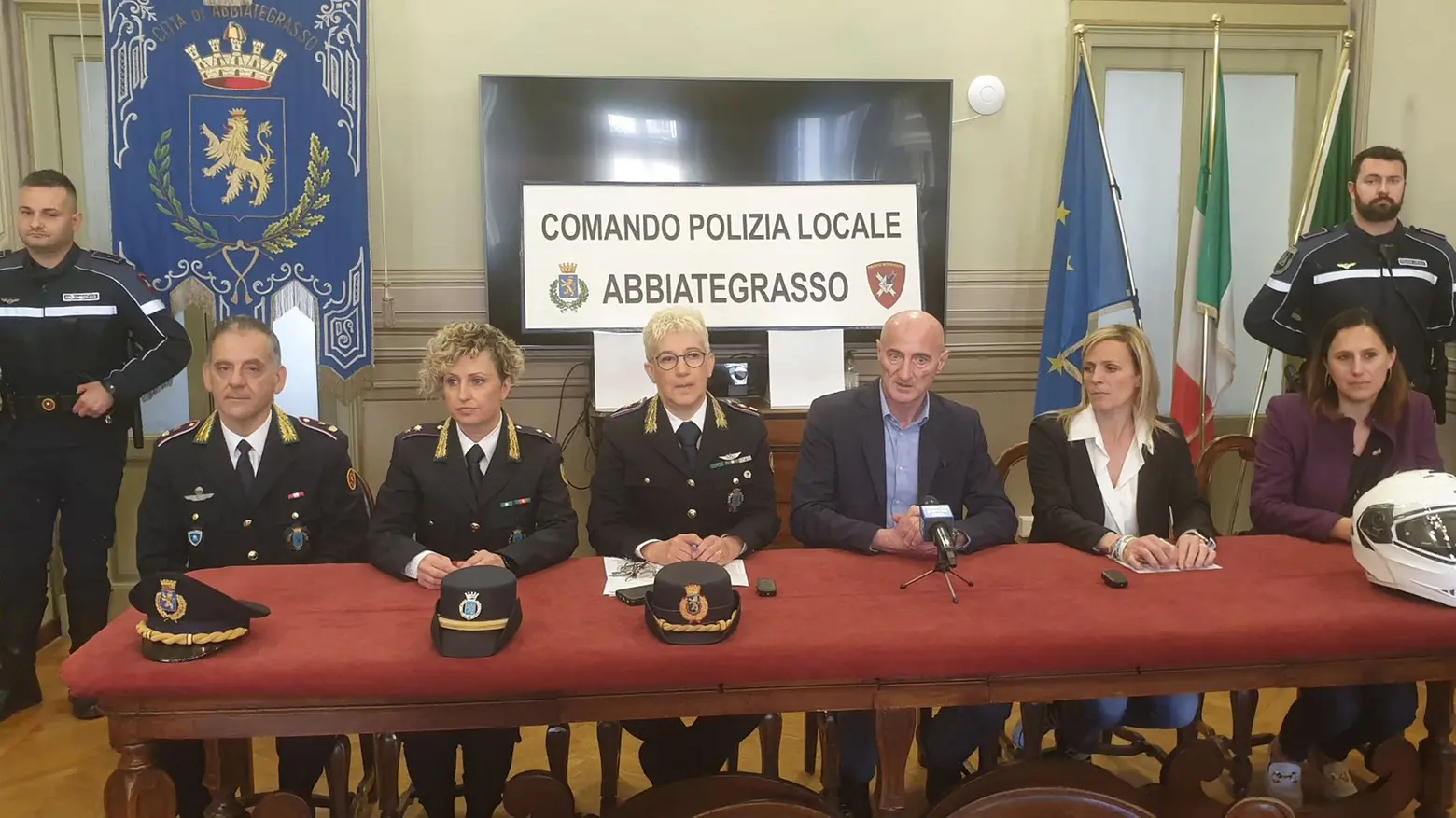 La conferenza stampa sulla vicenda del rapimento ad Abbiategrasso La conferenza stampa sulla vicenda del rapimento ad Abbiategrasso