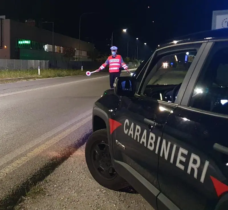 Rapinatore improvvisato cacciato dalla cassiera