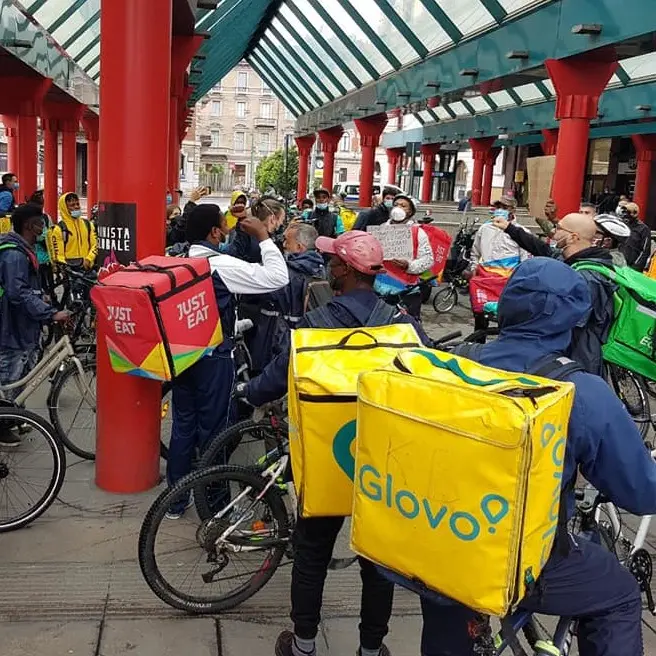Milano, corsi gratuiti di italiano, sicurezza stradale e formazione ai rider