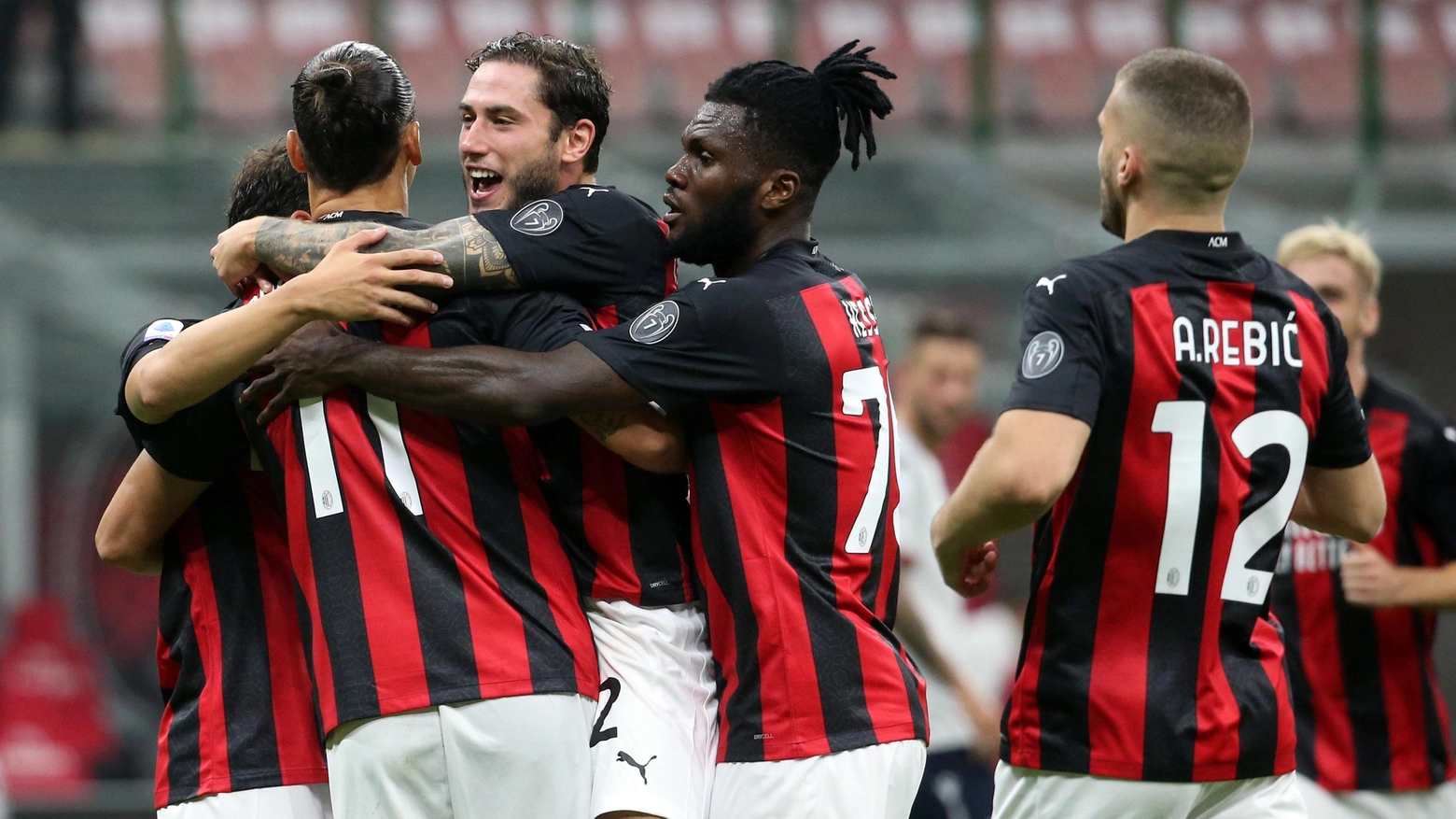 Il Milan festeggia dopo il gol di Ibra