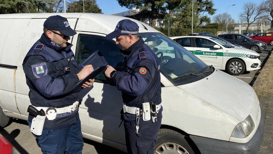 Gli agenti della Polizia locale controllano il furgone sospetto nel parcheggio di Pontesesto a Rozzano