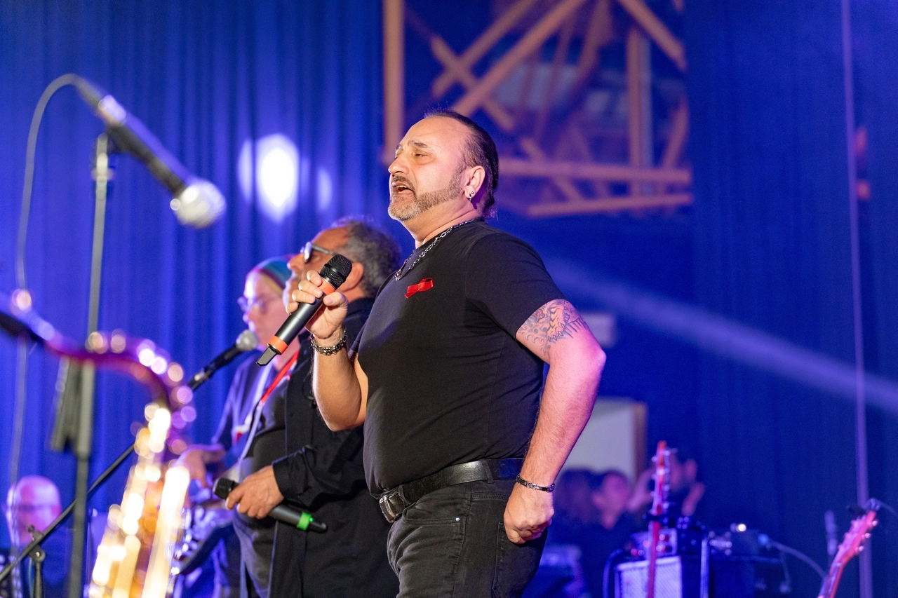 Uno scatto dal concerto: il palazzetto era esaurito (Spf)