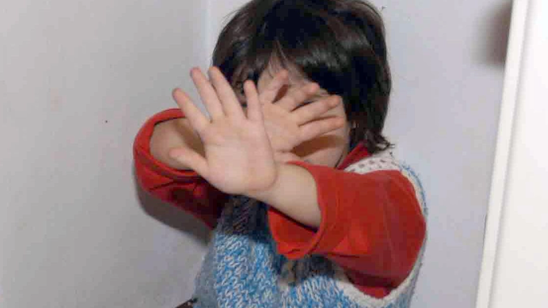 Condanna a 16 anni di carcere per il pedofilo che si proponeva come babysitter Condanna a 16 anni di carcere per il pedofilo che si proponeva come babysitter