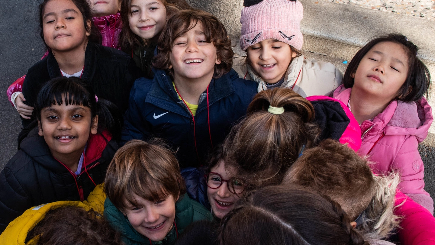 L’abbraccio dei bambini della seconda C alla fine della missione L’abbraccio dei bambini della seconda C alla fine della missione