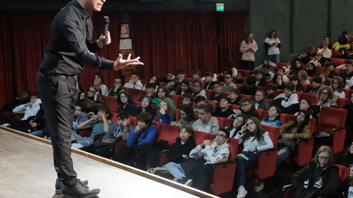 La lezione di don Merola. Studiate contro la camorra La lezione di don Merola. Studiate contro la camorra