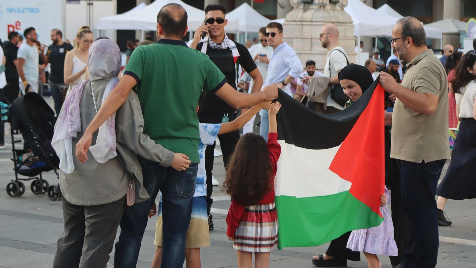 Alcuni palestinesi in piazza Duomo a Milano celebrano l'attacco di Hamas (FOTO Paolo Salmoirago)