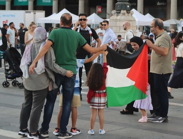 Milano, in piazza Duomo con bandiere della Palestina: festeggiamenti choc per il massacro in Israele