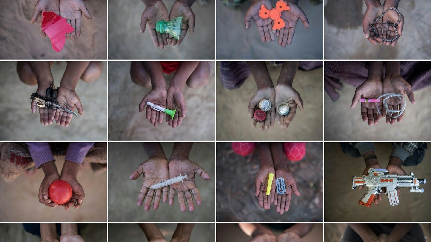I giocattoli dei bambini rohingya (Afp)