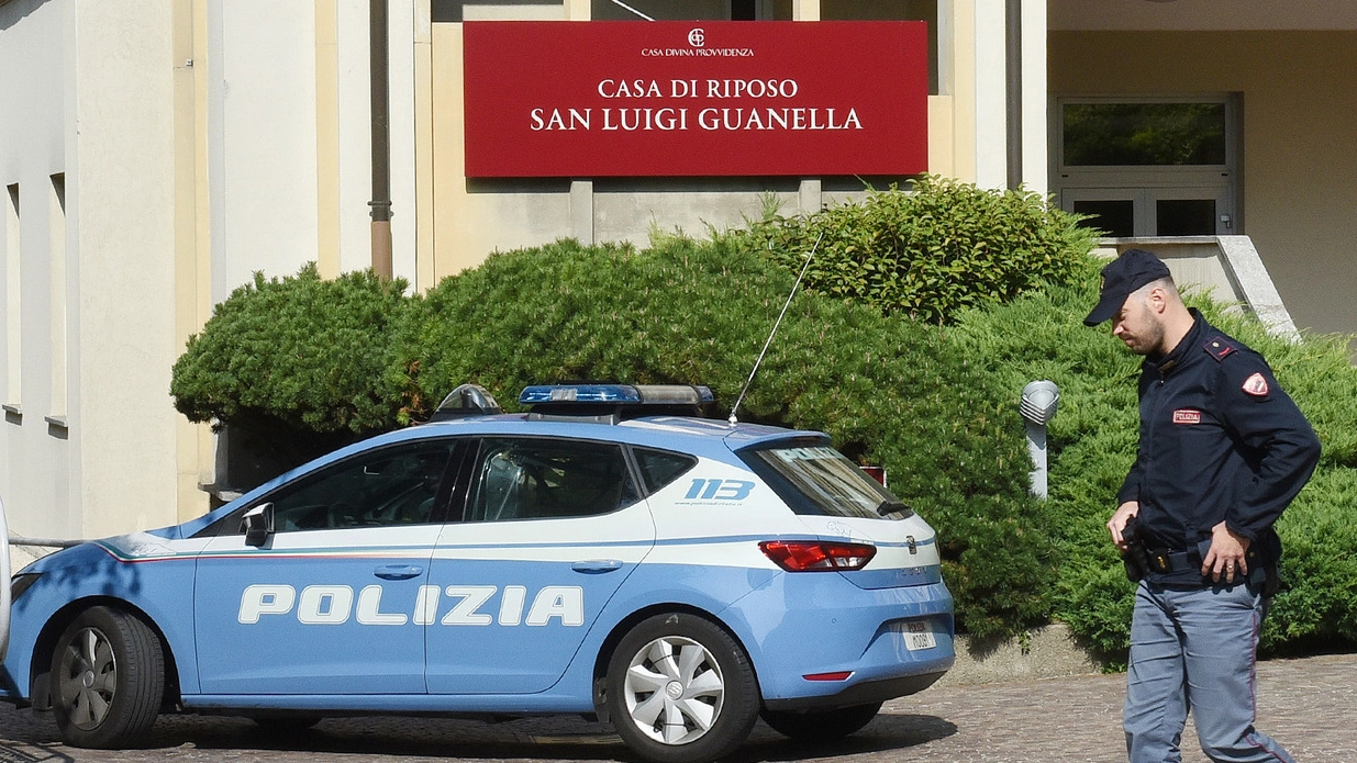 Polizia davanti alla casa di riposo Don Guanella di Como (Cusa)